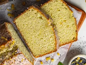 Porción de budín de limón y amapolas