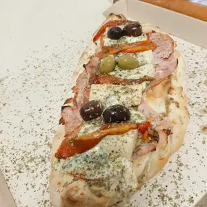 Calzone con jamón y roquefort