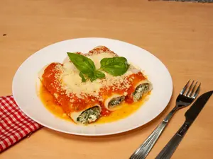 Canelones con salsa y queso(3)