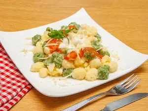 Ñoquis con salsa y queso