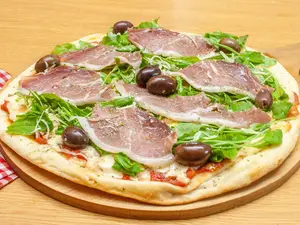 Pizza con jamón crudo y rúcula