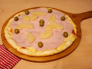 Pizza con jamón y ananá