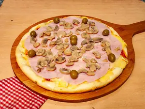 Pizza con jamón y champiñón