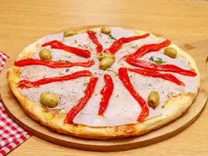 Pizza con jamón y morrón