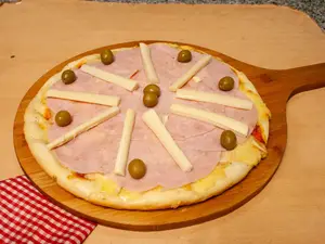 Pizza con jamón y palmitos