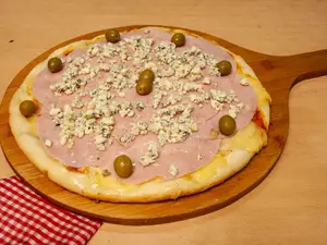 Pizza con roquefort y jamón