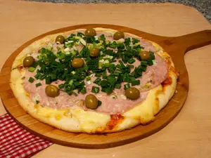 Pizza con verdeo y jamón