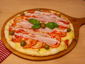Pizza napolitana con panceta