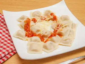 Ravioles con salsa y queso