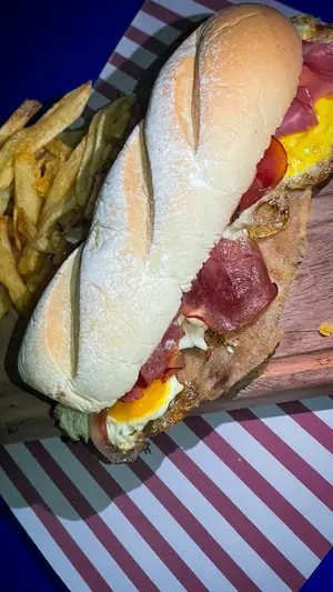 Sándwich de pollo panceta y huevo