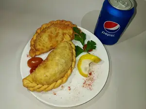 2 empanadas + lata de gaseosa