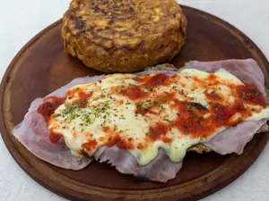 Milanesa napo con tortilla