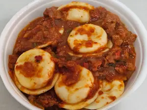Sorrentinos con salsa bolo.
