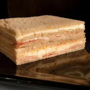 Sándwich triple de jamón crudo
