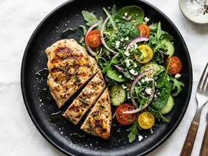 1/4 pollo grillé c/ guarnición