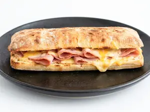 Sandwich de jamón y queso