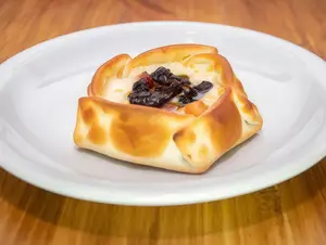 Ciruela, panceta y queso