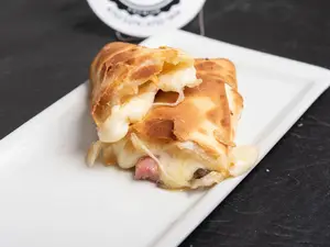 Empanada de queso y panceta