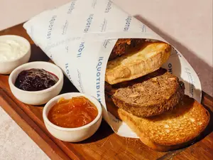 Canasta de tostadas