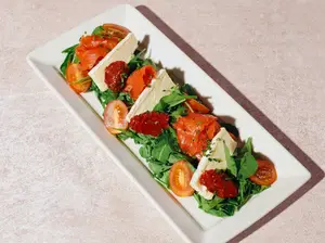Ensalada de salmón y brie