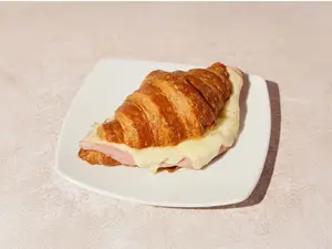 Medialuna con jamón y queso