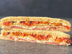 Sandwich Crudo Y Tomate Seco