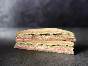 Sandwich Pastron Y Pepinillos