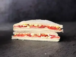 Sandwich Queso, Tómate Y Huevo