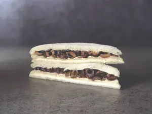 Sandwich Queso Y Aceitunas Negras