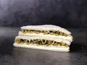 Sandwich Queso Y Aceitunas Verdes