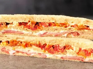 Triple crudo y tomates secos