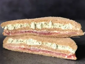 Triple de crudo y roquefort