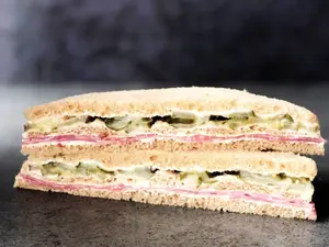Triple de pastrón y pepinillo