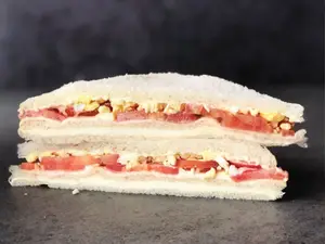Triple de queso,tomate y huevo