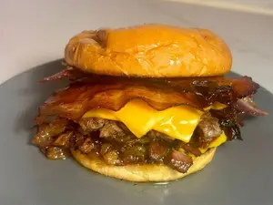 Cheesbacon doble con papas