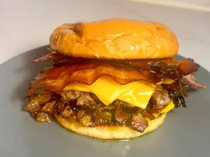 Cheesbacon triple con papas
