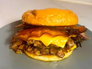 Cheesebacon simple con papas