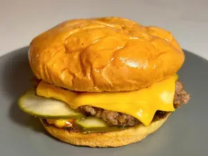 Cheeseburger doble con papas