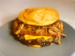 Crispy triple con papas
