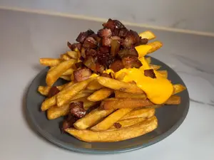 Papas con cheddar y bacon