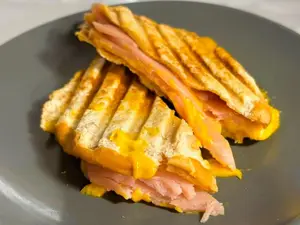 Tostado jamon y cheddar