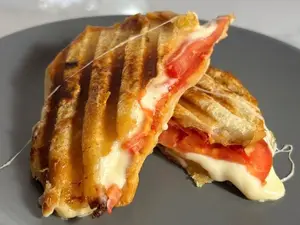 Tostado tomate y queso