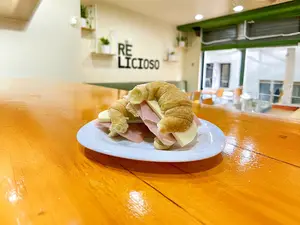 6 Medialuna Con Jamon Y Queso