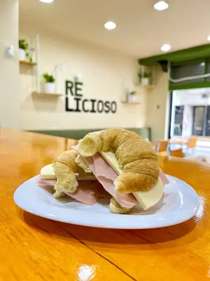Medialuna Con Jamon Y Queso