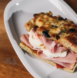 Focaccia jamón y queso