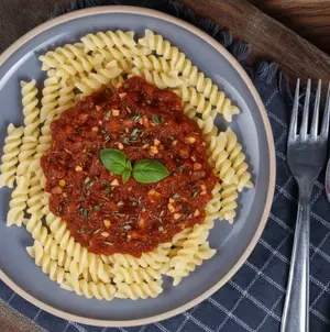 Pasta fusilli con salsa pomodoro