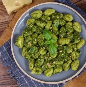 Pasta gnocchis de papa con pesto:
