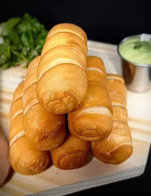 6 tequeños de queso y salsa