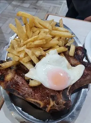 Bife de costilla a caballo