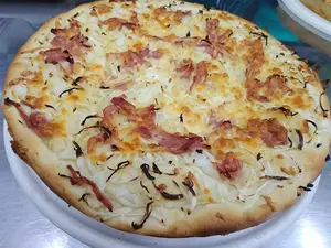 Fugazzeta con jamón